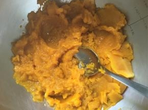 南瓜切片蒸熟压成泥
