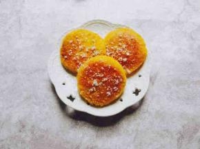 撒上椰蓉装饰，没有椰蓉可以不放，软糯香甜的南瓜饼