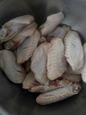 1、中翅清洗干净，用刀在两面各划两刀，加入盐腌制半小时左右。