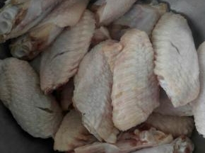 1、中翅清洗干净，用刀在两面各划两刀，加入盐腌制半小时左右。