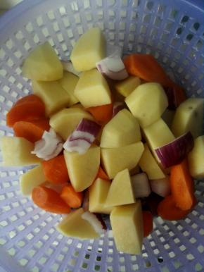 2、土豆、洋葱和胡萝卜切块备用。