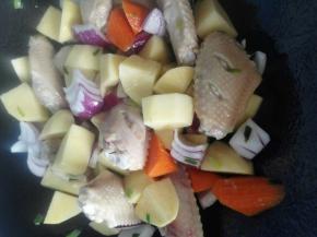 4、倒入土豆、洋葱、胡萝卜继续翻炒，倒入生抽再炒两分钟。