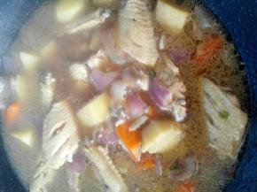 5、炒好后加入水，水一定要多一点，漫过鸡翅。大火烧开后转中小火炖20分钟。