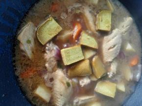 7、烧好后转小火加入咖喱块，直到咖喱块全部融化，搅拌均月。