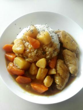 8、盘子里先将一小碗饭，再用勺子装一勺浇在饭上，土豆咖喱盖浇饭就完工了。