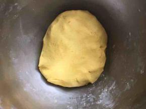 揉成团即可，南瓜水分比较大，我没有再加水，揉出来的面团软硬适中，也要看糯米粉的吸水性，看情况添加水量