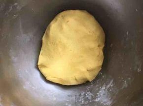 揉成团即可，南瓜水分比较大，我没有再加水，揉出来的面团软硬适中，也要看糯米粉的吸水性，看情况添加水量