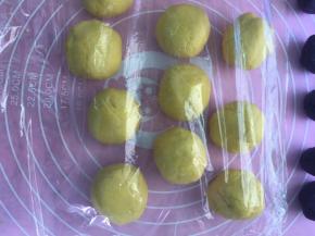 面团平均分成16份，盖上保鲜膜，防止面团变干