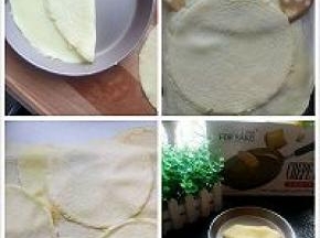 做千层一定要低温，倒进面糊转动锅铺满，看见中间有起泡鼓起来就好了。利用不沾平底锅低温摊出你需要大小的薄饼皮，一定要低温，要么饼皮会上色，就像脸上长了“蝴蝶斑”那就不好看了，但也不能太过低温，当粉糊倒入不粘锅里能转开，饼皮才会摊的薄。