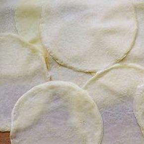 一张一张摊出来，大小的饼皮20张，细腻的粉糊摊出的饼皮也会超光滑细腻。