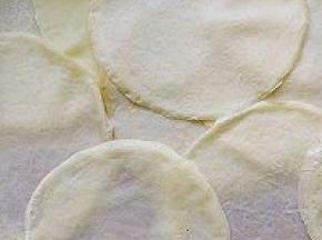 一张一张摊出来，大小的饼皮20张，细腻的粉糊摊出的饼皮也会超光滑细腻。