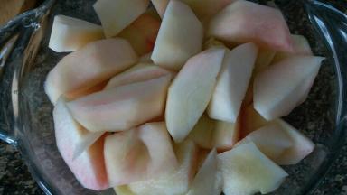 白桃去皮去核，切成块状