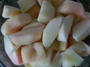 白桃去皮去核，切成块状