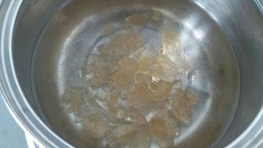 冰糖加纯净水煮至冰糖融化