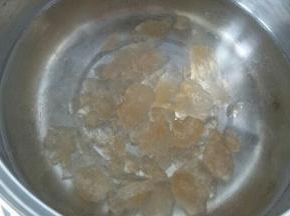 冰糖加纯净水煮至冰糖融化