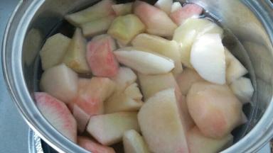 加入切小的白桃果肉，煮开后煮5分钟后关火，不要煮太软就不好吃了。我这次做的比较多，给女儿和侄子一人一半。