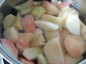 加入切小的白桃果肉，煮开后煮5分钟后关火，不要煮太软就不好吃了。我这次做的比较多，给女儿和侄子一人一半。