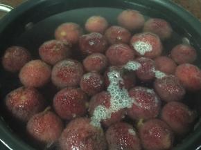 煮开后转小火撇去浮沫继续煮5～8分钟