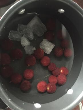 然后将清洗好的杨梅放入锅中，加入适量清水和冰糖煮