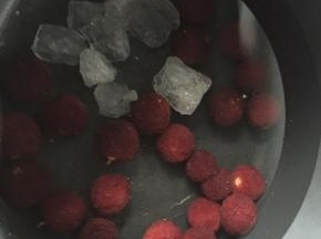然后将清洗好的杨梅放入锅中，加入适量清水和冰糖煮