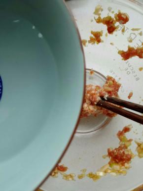 猪肉馅分三次加水，每次都要等水充分吸收后再加。