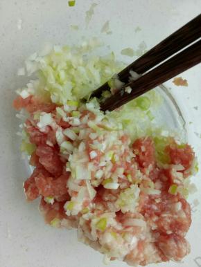 加适量味极倒入葱末。