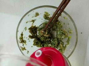 加植物油，搅拌均匀。