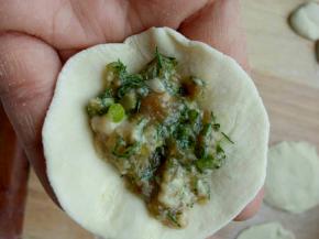 面片拖在手上，放馅儿。