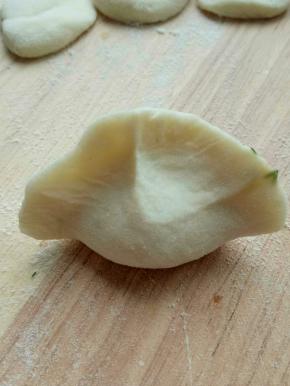 用两个大拇指同时向中间挤。