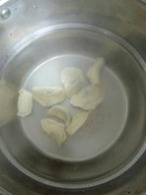 将包好的饺子放锅里煮，煮开后加两次凉水，等饺子飘起来就熟了。
