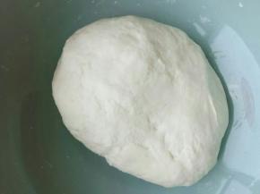 面粉加盐揉成团，放一旁醒会儿。