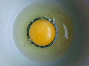准备鸡蛋一枚，磕入碗里。