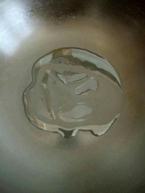 锅中入油烧热。