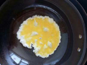 鸡蛋不要着急搅拌。