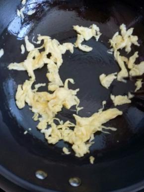 差不多成型的时候用筷子快速打散。