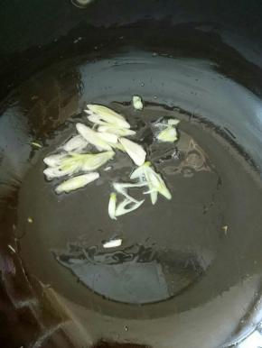 锅中再次入油，下葱花炒出香味。