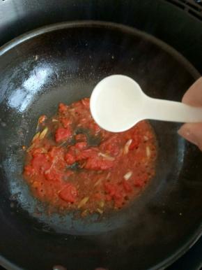 翻炒片刻，加盐，加少量白糖。