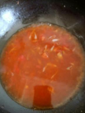 锅中加半杯清水。