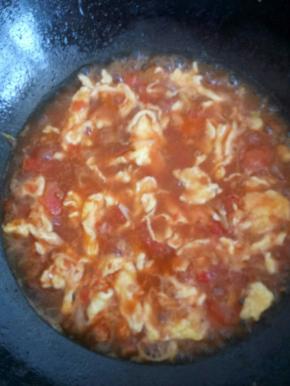 煮开的水加炒好的鸡蛋，翻炒入味即可关火。