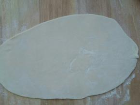 这时将醒好的面团擀成薄片。