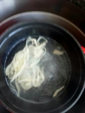 放锅里煮，里面可以加少量盐。