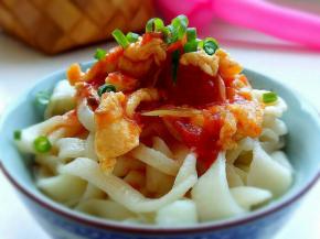 浇上之前做好的西红柿鸡蛋卤，即可尽情享用。