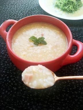 咸蛋黄和大米粥溶于一体，粥颜色呈淡黄色，满口咸蛋，火腿的咸香。