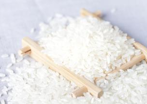 准备材料；大米洗净备用