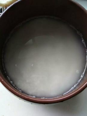 砂锅放入大米，加上适量的开水，放入姜片，小火慢慢熬制大米粥浓稠。大约有40分钟。