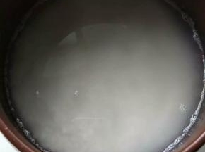 砂锅放入大米，加上适量的开水，放入姜片，小火慢慢熬制大米粥浓稠。大约有40分钟。
