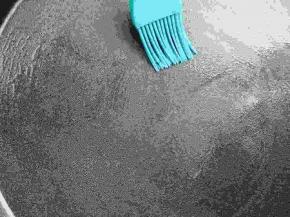 用刷子均匀涂抹。