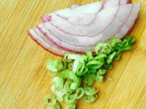 葱头切丝，葱切碎。