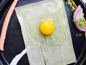 放一个鸡蛋在冷面胚子上。