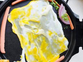 鸡蛋用铲子打散。